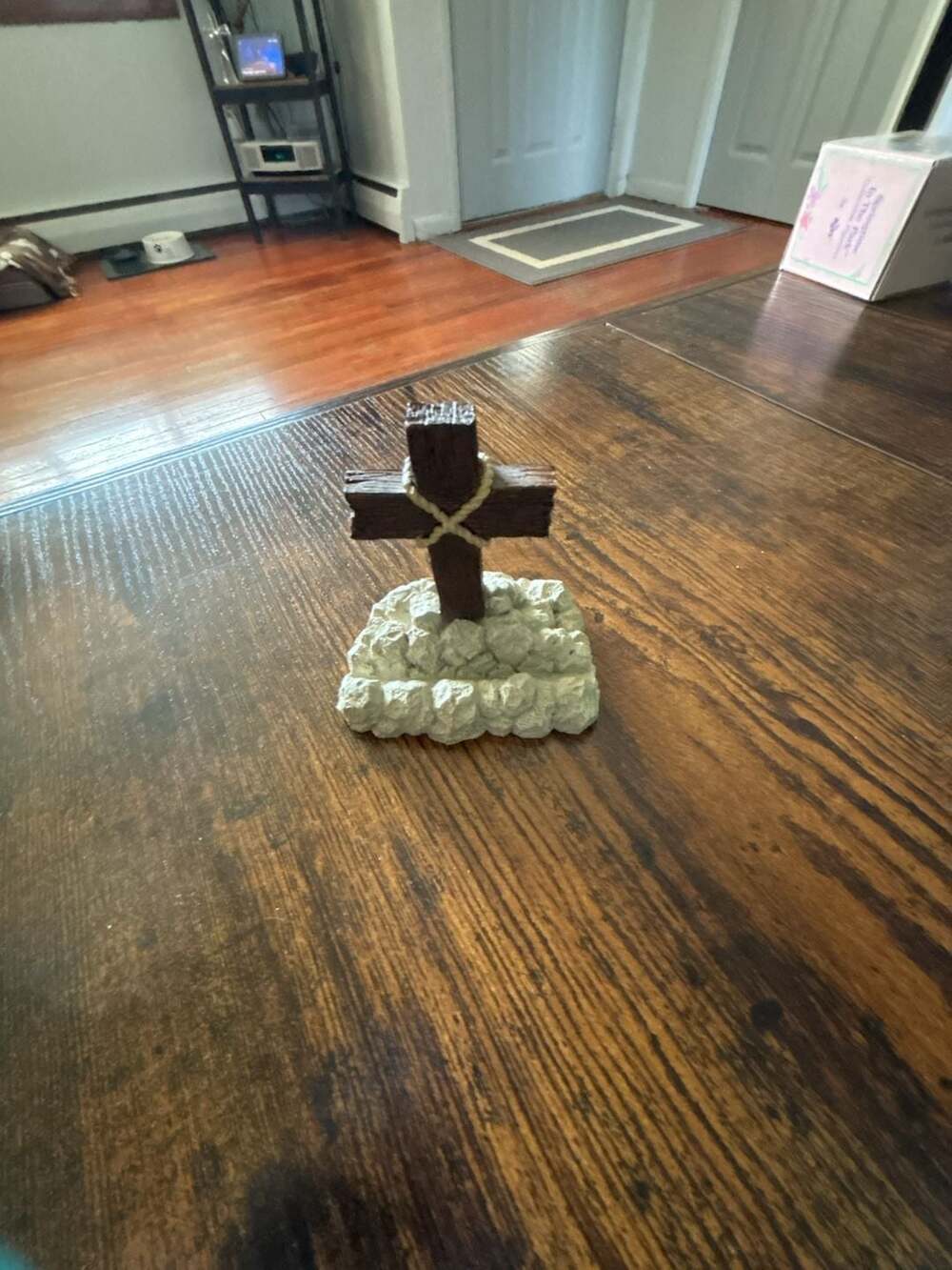 1999 Zondervan Decorative Tabletop Cross Figurine
